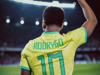 包含内马尔回归赛场，高光表现首场状态亮眼，西班牙队观众沸腾！的词条